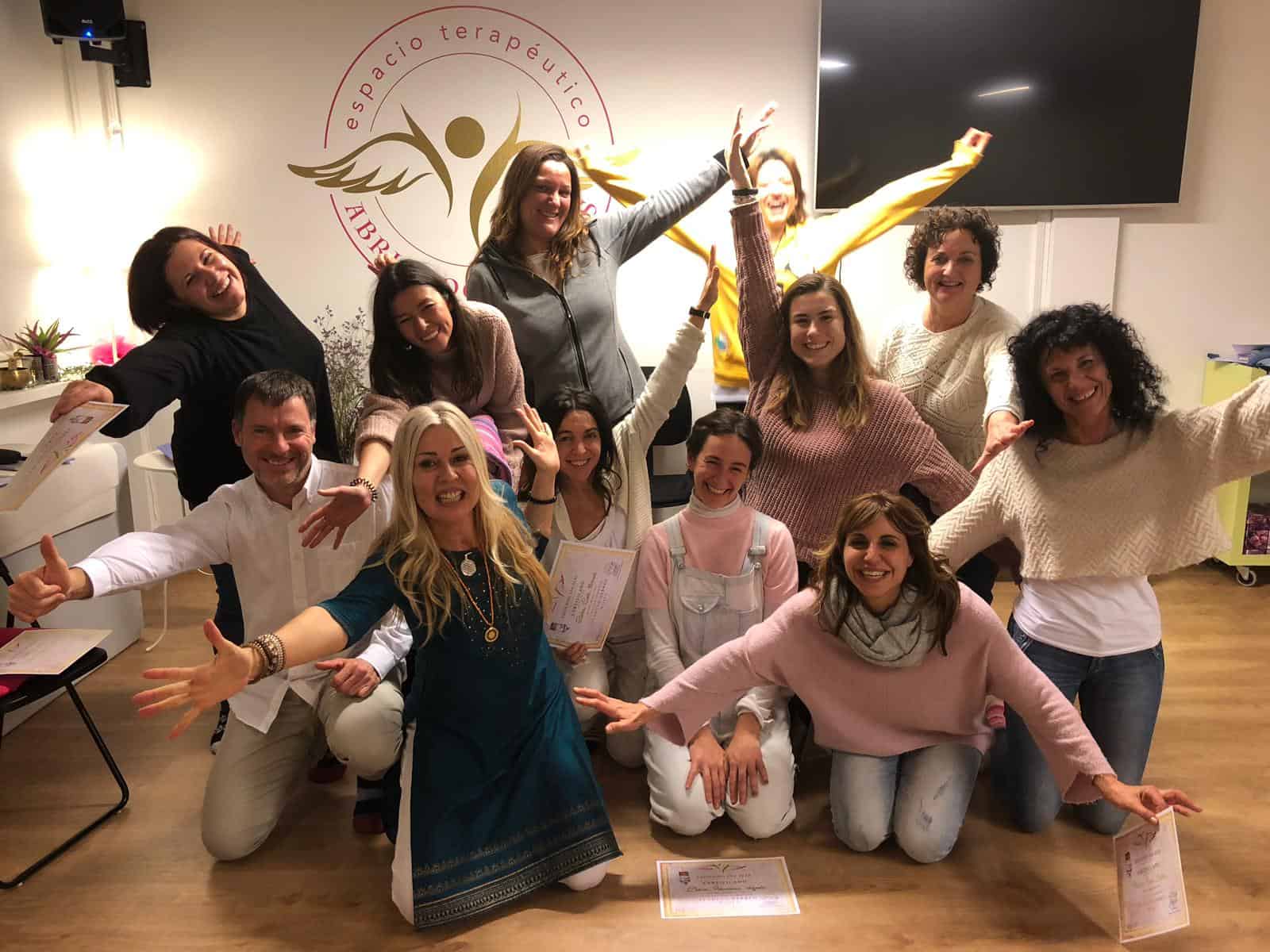 Foto de Joana con alumnos tras entrega de Diplomas en Abriendo las Alas Barcelona