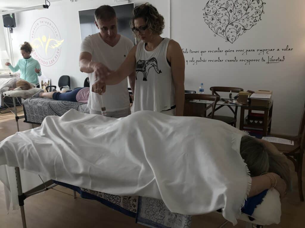 Jesús corrigiendo a alumna en curso de Péndulo Hebreo 