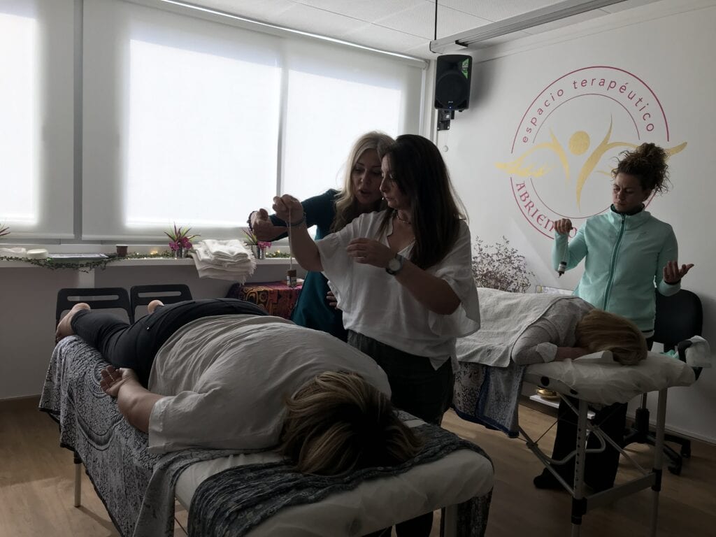 Joana corrigiendo postura alumna en curso presencial