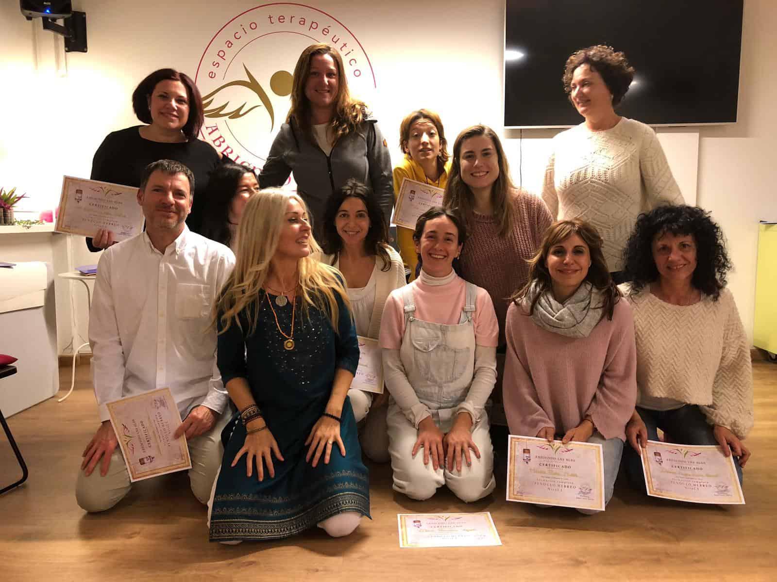 Grupo de alumnos tras recibir sus diplomas en Abriendo las Alas