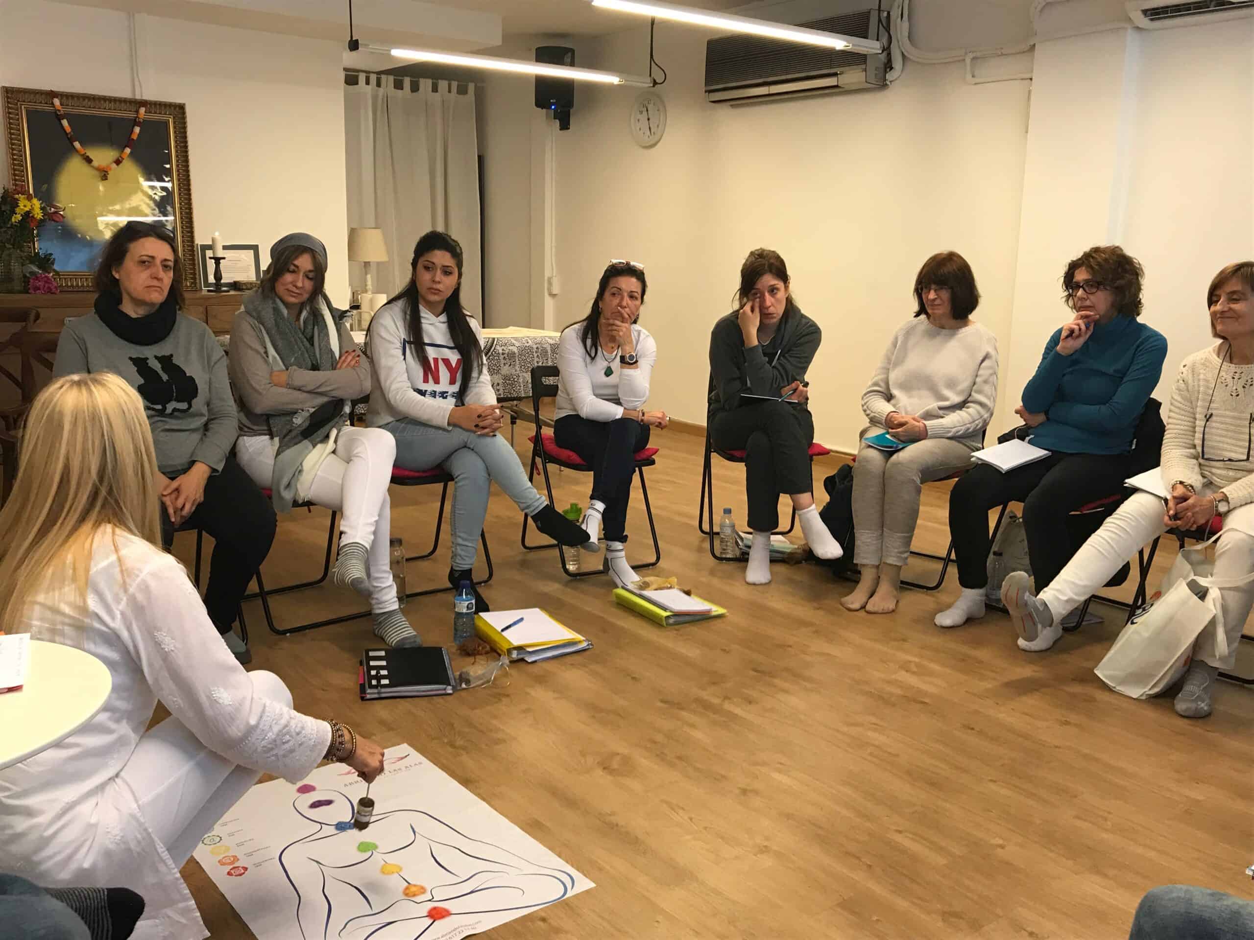 Joana explicando a alumnas la plantilla de chacras en formación avanzada de Péndulo Hebreo