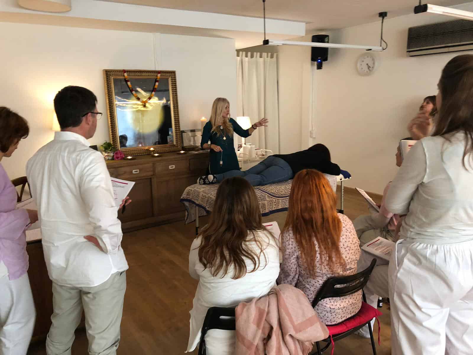Joana Castro explicando el Método APC de Péndulo Hebreo